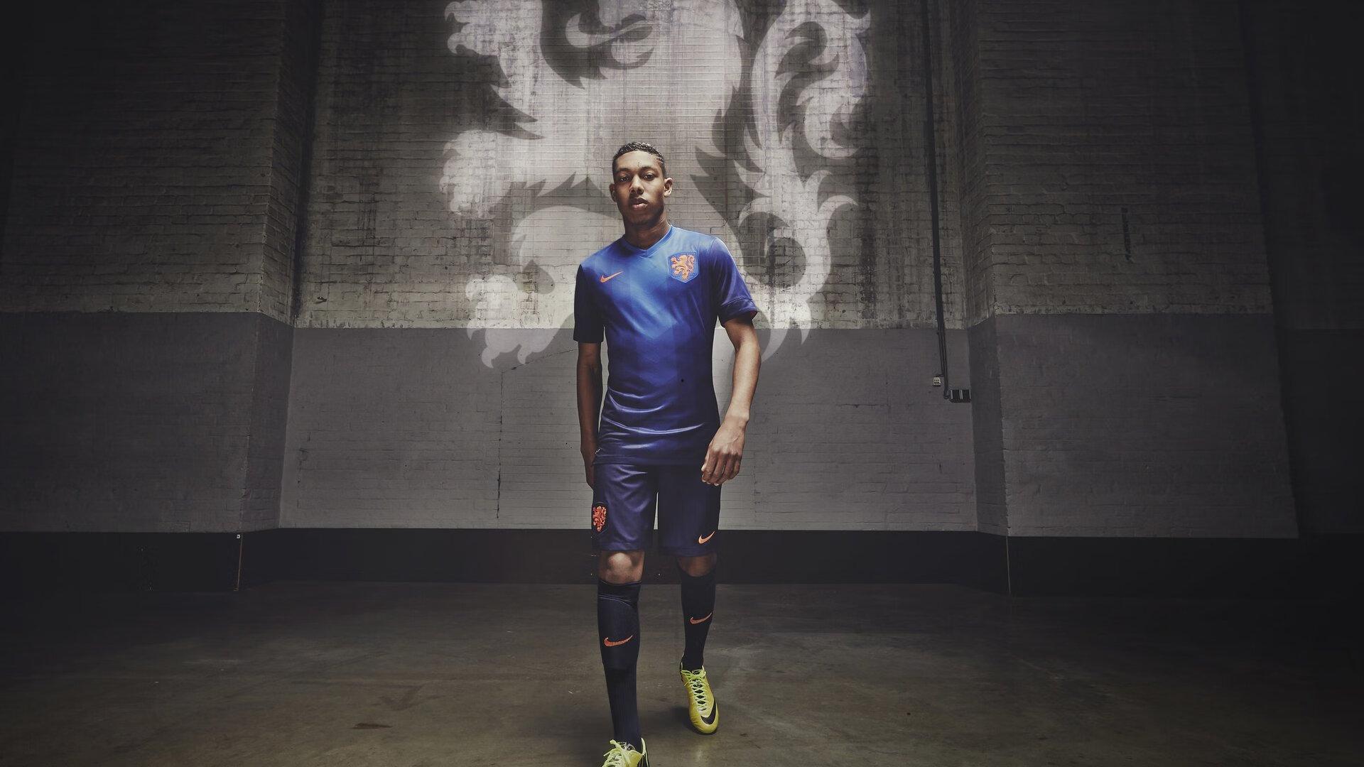 传奇冰球门将彼得·坦克兵·鼓手庆祝生日，多面天才的辉煌人生