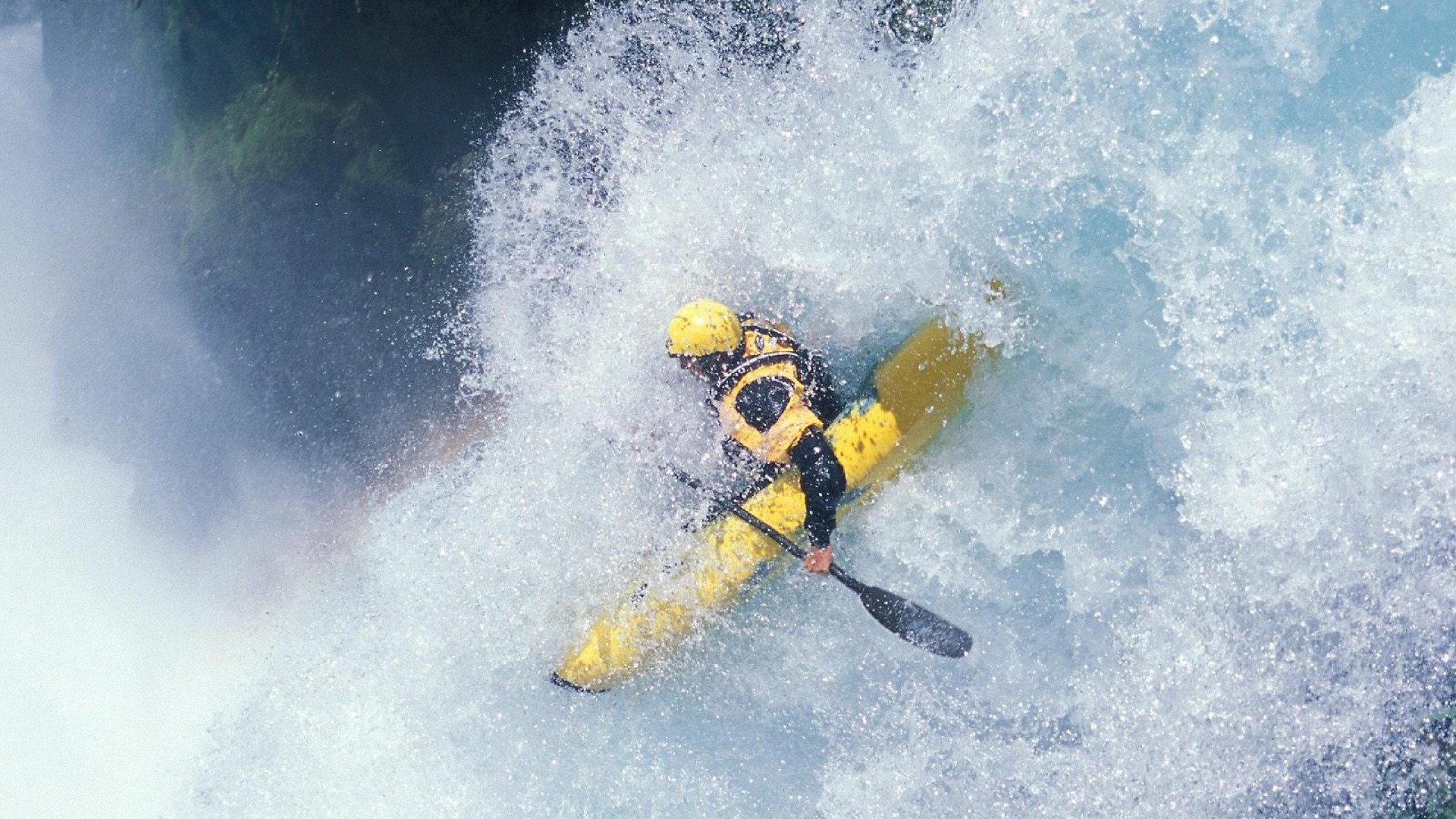 卡塔尔手记大巴上的鼾声，一日双赛的转场战斗